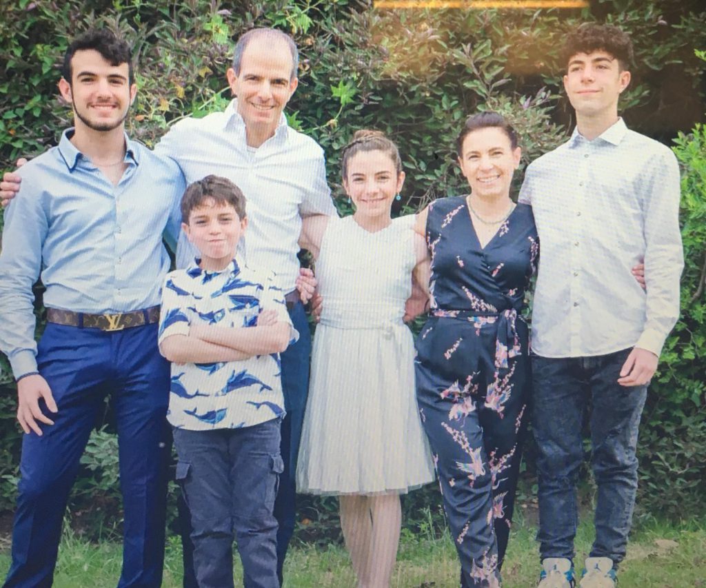 עבודת שורשים by Oryan Lempert - Illustrated by אוריין למפרט - Ourboox.com