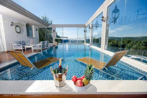 story by guy hazan - Ourboox.com