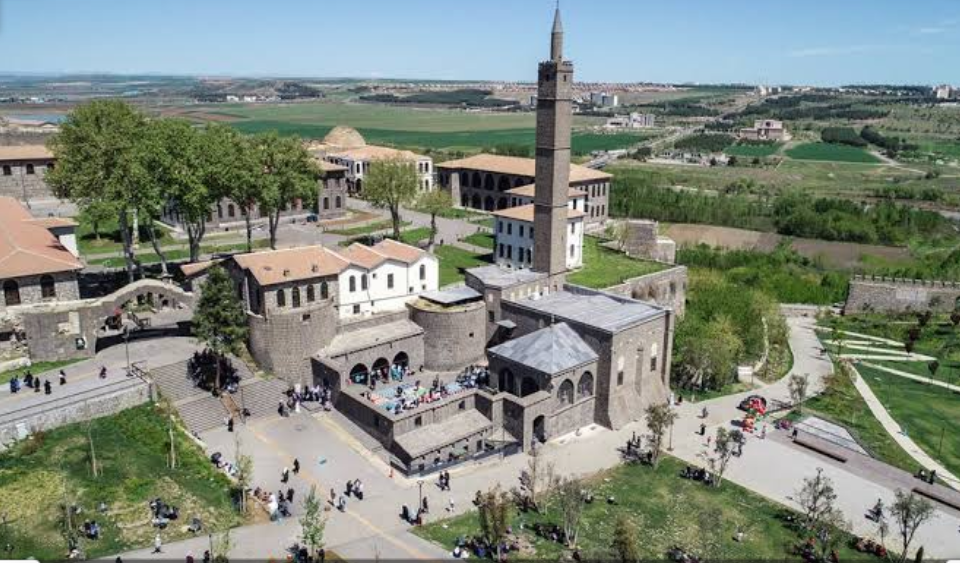 Caminin en önemli özelliği Hz. Ömer döneminde Diyarbakır’ın fethinin buradan başlamasıdır.