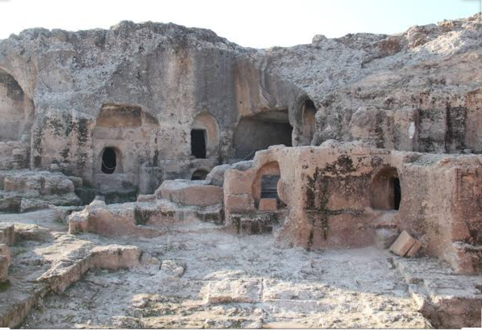 Sesverenpınar köyü sınırları içerisinde yer alan ve 1. derece arkeolojik ve doğal sit alanı olarak tescillen Hilar Mağaraları ve yaklaşık 500 metre kuzeyindeki Çayönü tarihi dokusu ve günümüz uygarlığındaki yeri bakımından eşsiz bir değere sahip.