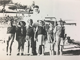 רחל מינס עם ילדים שלימדה בקיבוץ