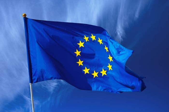 Символът на Европа е синьо знаме с 12 звезди.