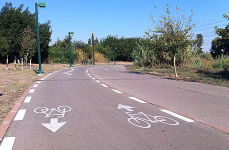 רכיבה בטוחה by yifat tam - Illustrated by נעמה מגידי ויפעת תם - Ourboox.com