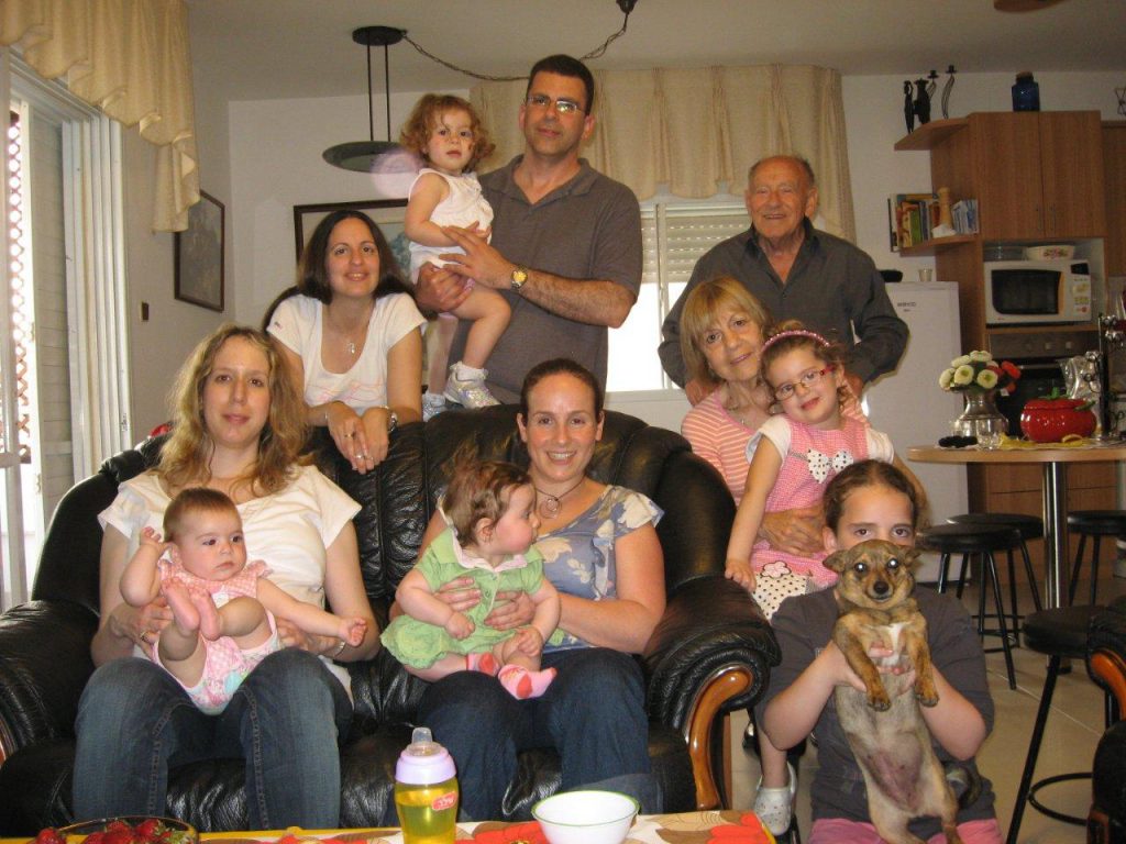 Zoe with my extended family when I was 4 years old (I