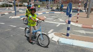 الحذر على الطرق (الركوب الامن للدراجه الهوائية ) by soher jbaren - Ourboox.com