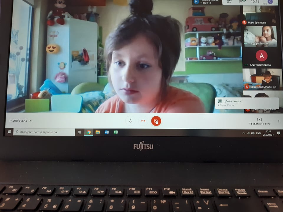 Ангела каза стихотворение и гатанка.