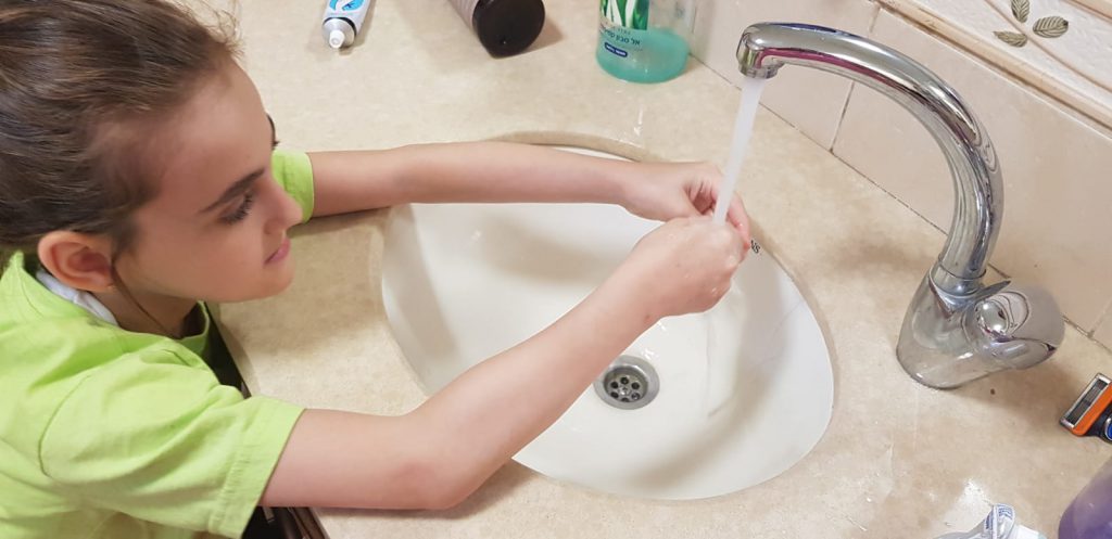 לשטוף ידיים by Rotem Pressman - Illustrated by יסמין - Ourboox.com