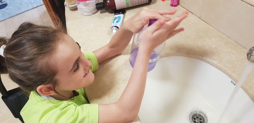 לשטוף ידיים by Rotem Pressman - Illustrated by יסמין - Ourboox.com