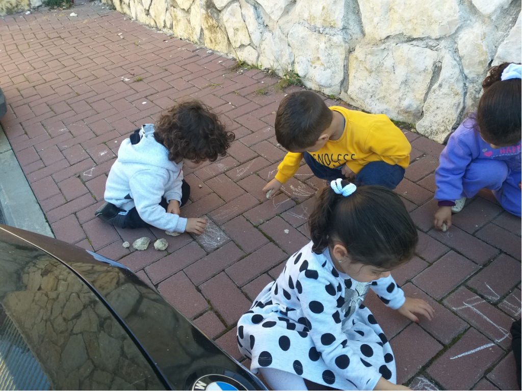 اللعب بالخطوط ,الاشكال والاجسام بكل مكان الروضة الساحة والبيت by njmh - Illustrated by المربيات نجمه زحالقه وامال نصر الدين - Ourboox.com