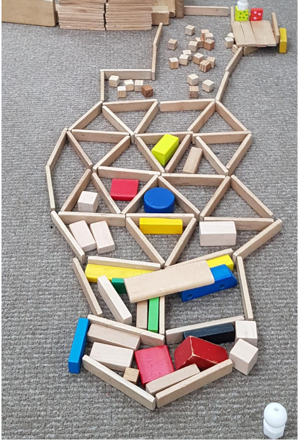 اللعب بالخطوط ,الاشكال والاجسام بكل مكان الروضة الساحة والبيت by njmh - Illustrated by المربيات نجمه زحالقه وامال نصر الدين - Ourboox.com