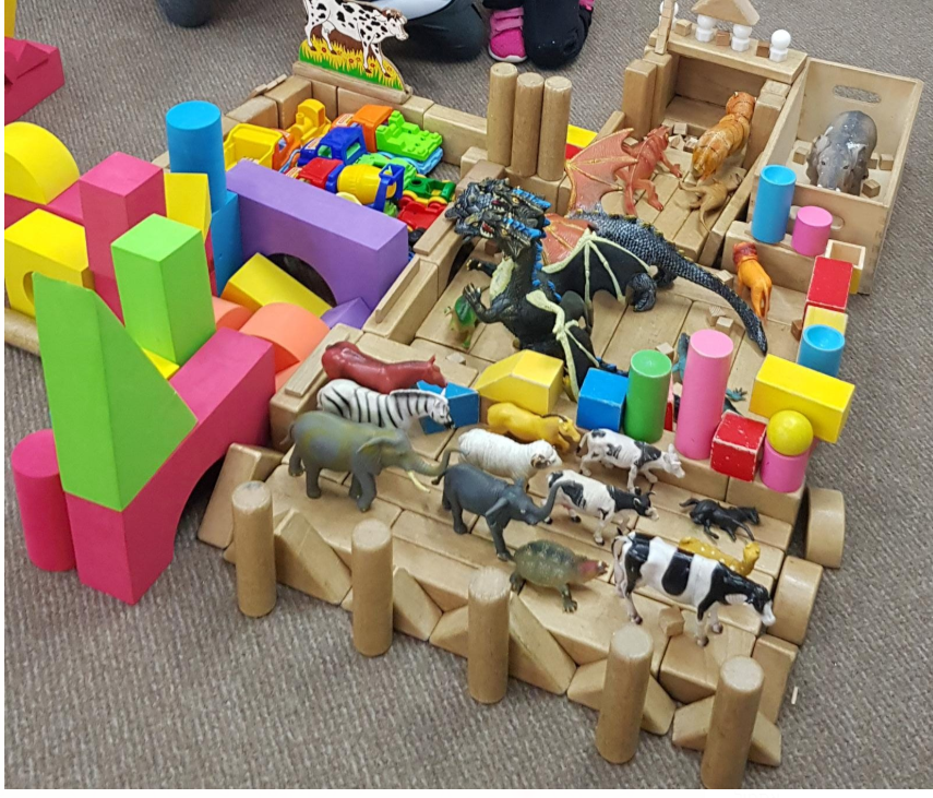 اللعب بالخطوط ,الاشكال والاجسام بكل مكان الروضة الساحة والبيت by njmh - Illustrated by المربيات نجمه زحالقه وامال نصر الدين - Ourboox.com