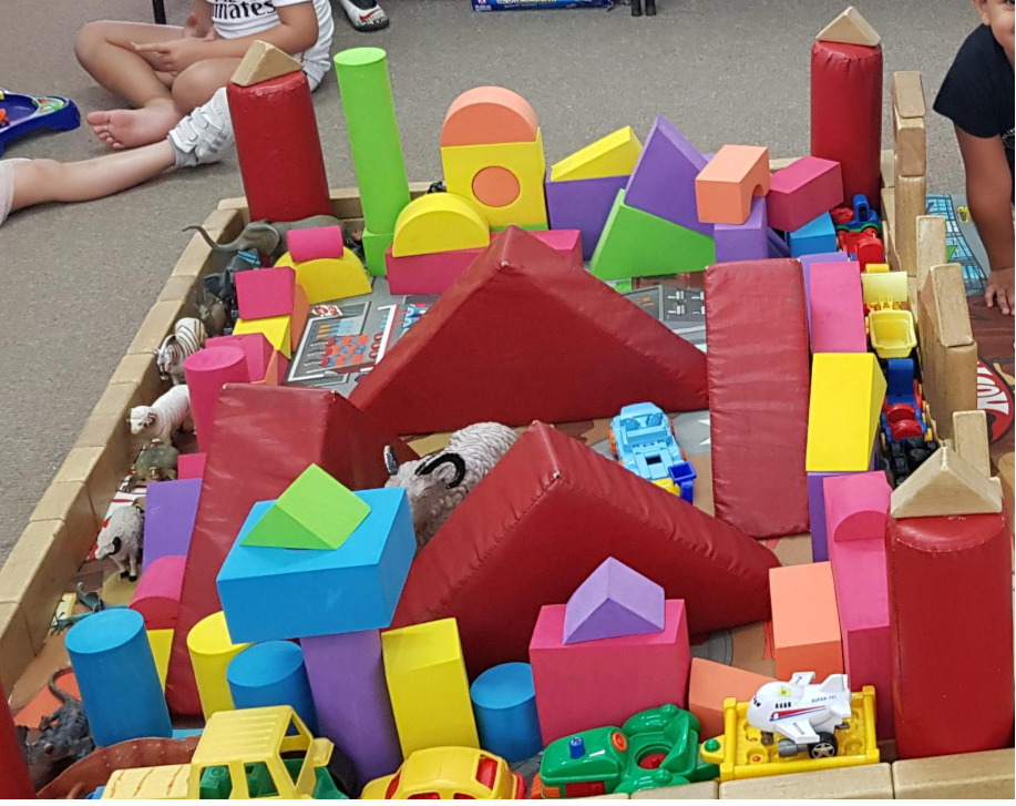 اللعب بالخطوط ,الاشكال والاجسام بكل مكان الروضة الساحة والبيت by njmh - Illustrated by المربيات نجمه زحالقه وامال نصر الدين - Ourboox.com