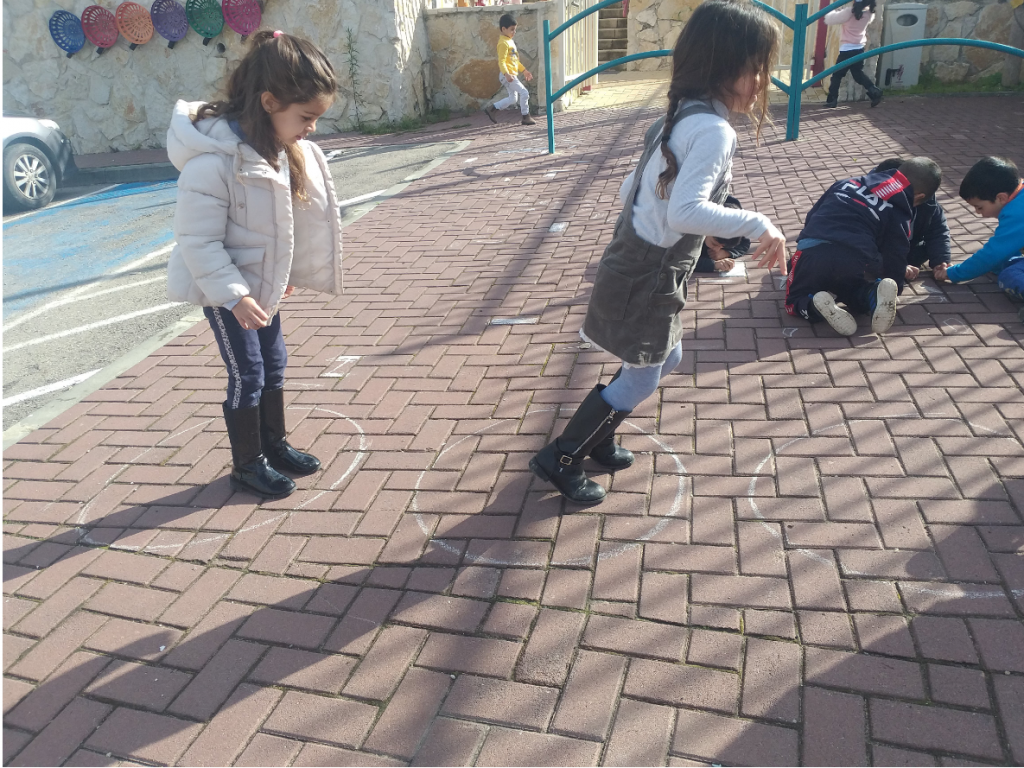 اللعب بالخطوط ,الاشكال والاجسام بكل مكان الروضة الساحة والبيت by njmh - Illustrated by المربيات نجمه زحالقه وامال نصر الدين - Ourboox.com