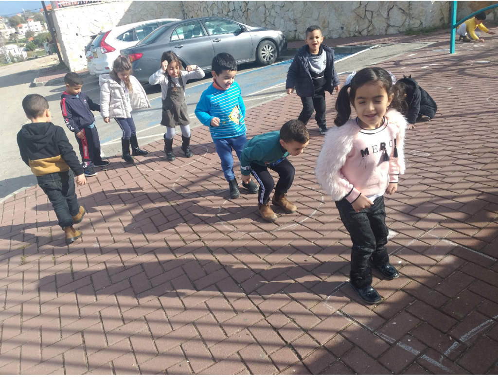 اللعب بالخطوط ,الاشكال والاجسام بكل مكان الروضة الساحة والبيت by njmh - Illustrated by المربيات نجمه زحالقه وامال نصر الدين - Ourboox.com