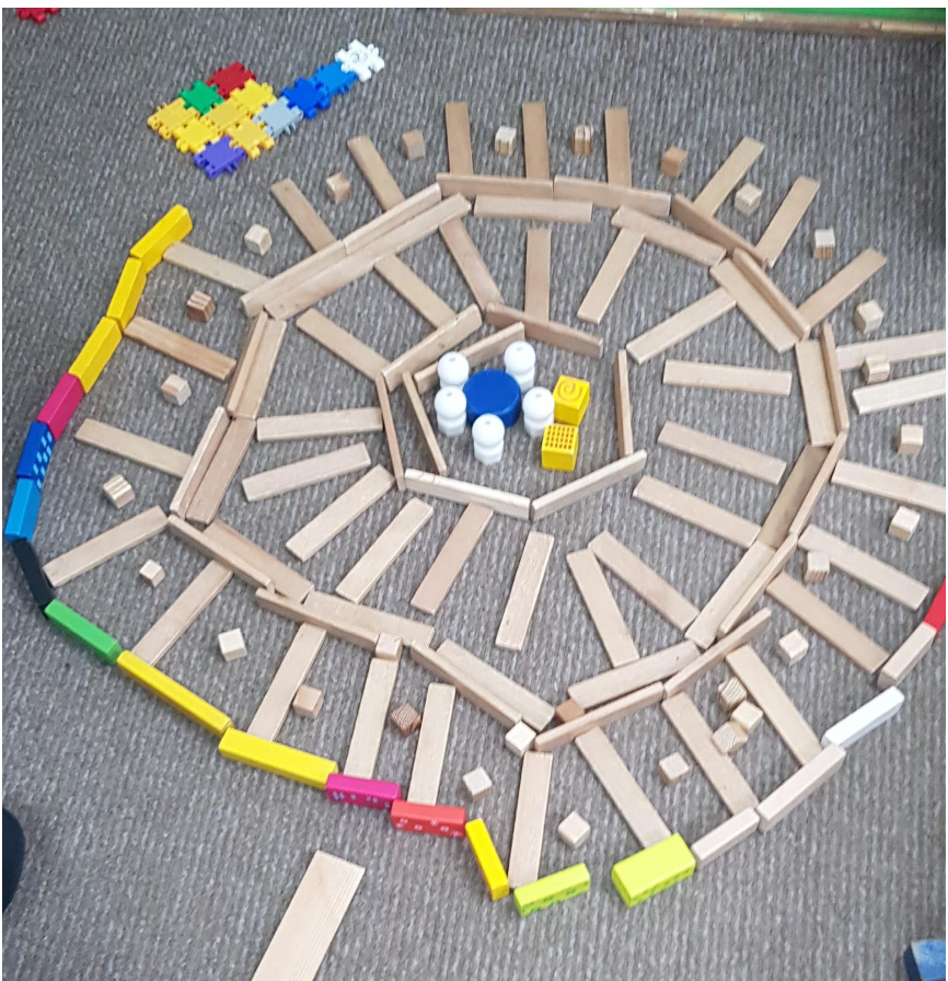 اللعب بالخطوط ,الاشكال والاجسام بكل مكان الروضة الساحة والبيت by njmh - Illustrated by المربيات نجمه زحالقه وامال نصر الدين - Ourboox.com