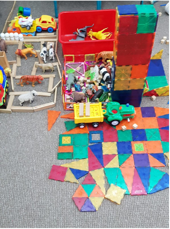 اللعب بالخطوط ,الاشكال والاجسام بكل مكان الروضة الساحة والبيت by njmh - Illustrated by المربيات نجمه زحالقه وامال نصر الدين - Ourboox.com