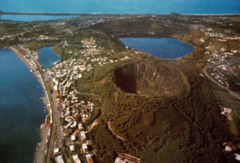 NAPOLI by Valentina - Illustrated by Valentina Buonomo - Ourboox.com