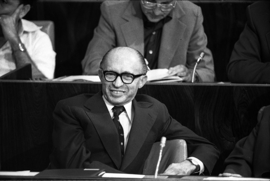 מנחם בגין by Michal Lashansky - Ourboox.com