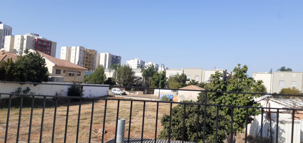 היישוב שלי מחלון ביתי- ביה”ס אילן רמון חדרה 10/2020 by Assaf Dauber - Illustrated by אסף דאובר - Ourboox.com