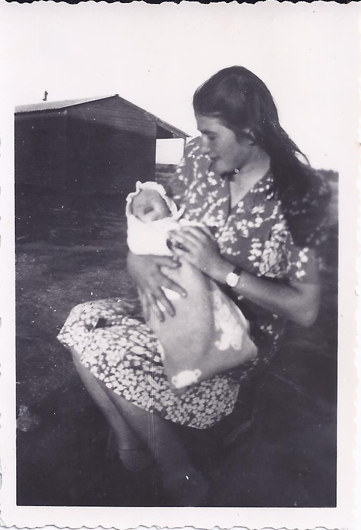 נולדתי בקיבוץ בני דרום. כאן אני עם אמא שלי, סבתא חיה