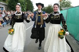 AKDENİZ ÜLKELERİ GELENEKSEK GİYSİLERİ by ece - Ourboox.com