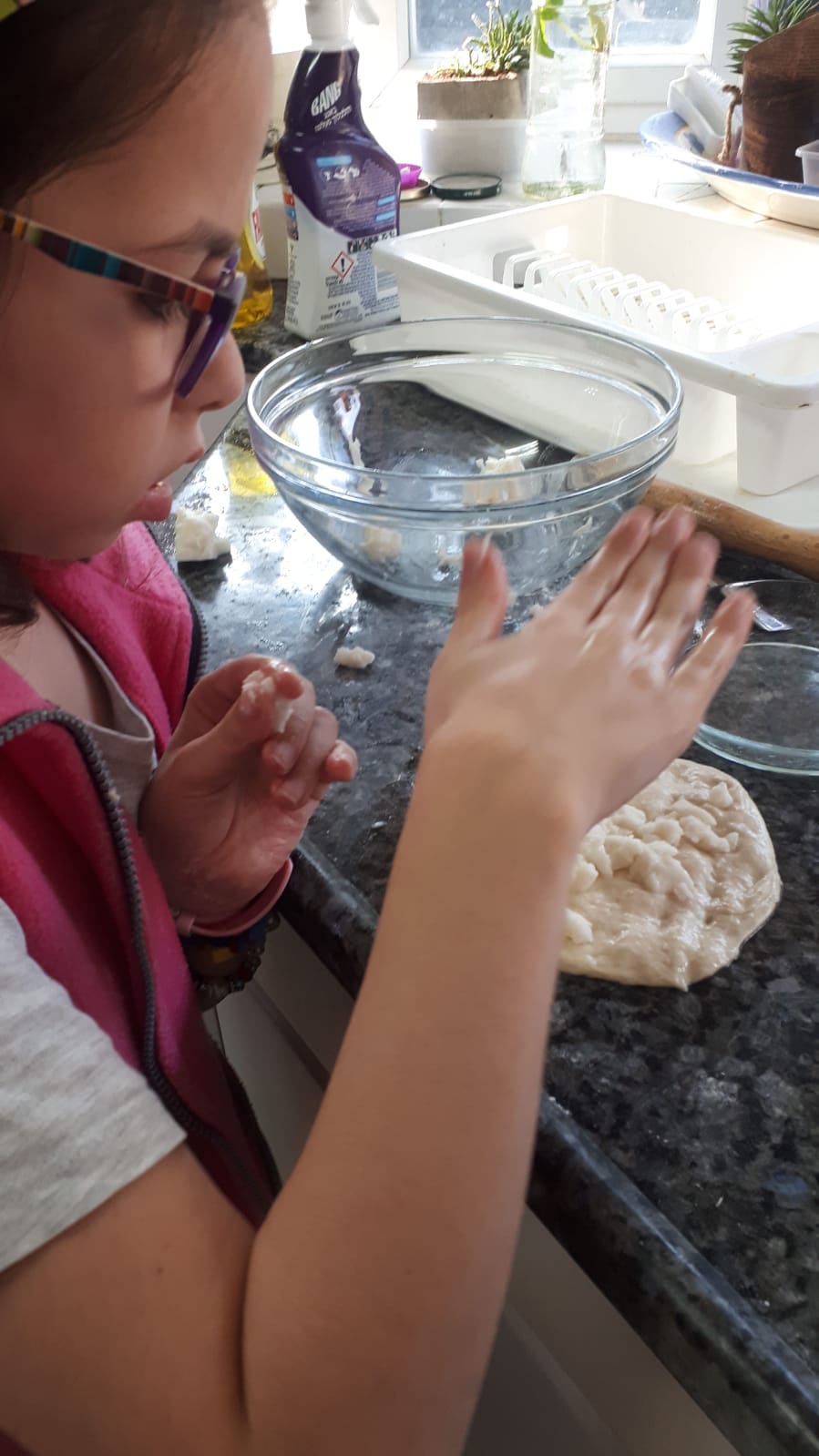 עמית מכינה מאכל שאהוב עליה by naama madmon - Illustrated by עמית בן אשר - Ourboox.com