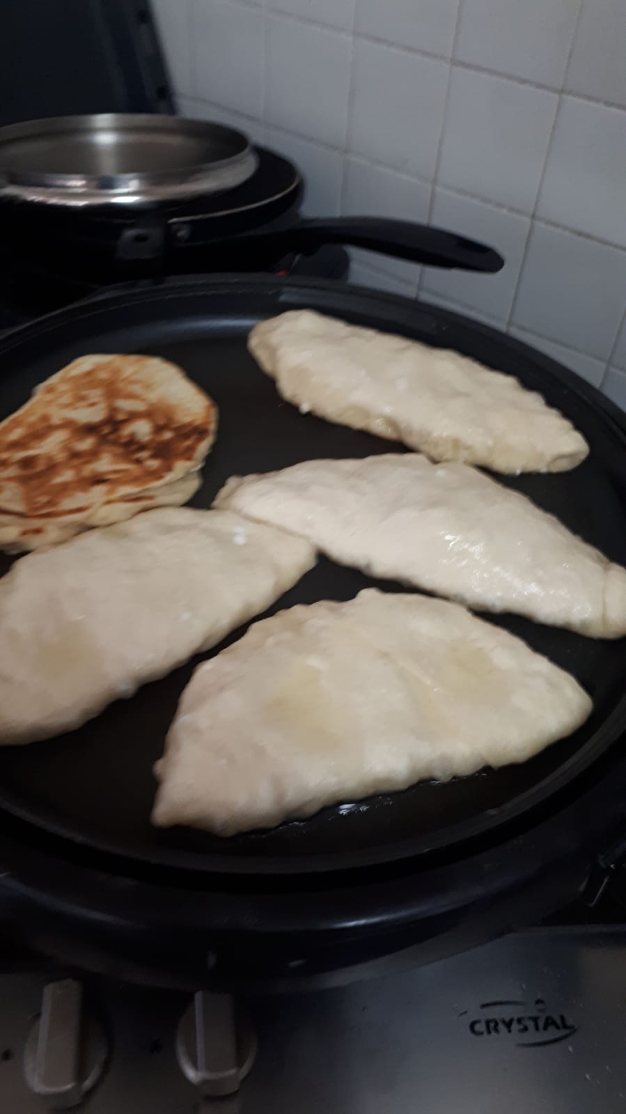 עמית מכינה מאכל שאהוב עליה by naama madmon - Illustrated by עמית בן אשר - Ourboox.com