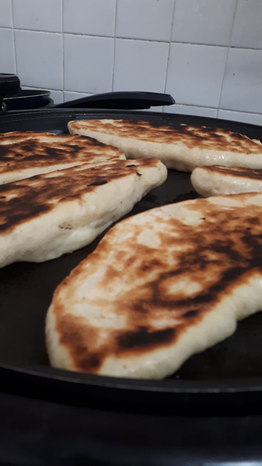 עמית מכינה מאכל שאהוב עליה by naama madmon - Illustrated by עמית בן אשר - Ourboox.com