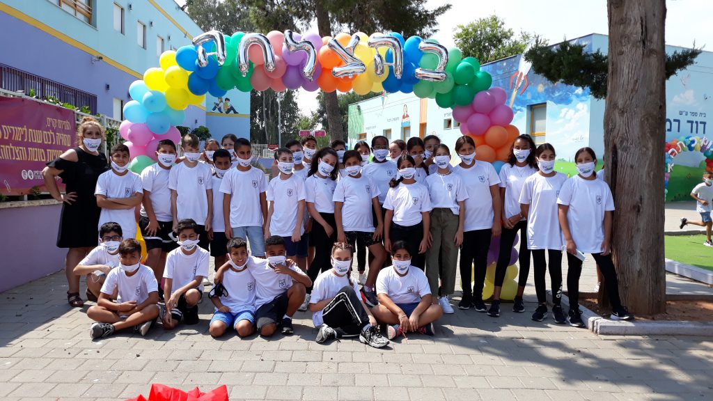 שונים אך שווים by Ariana - Ourboox.com