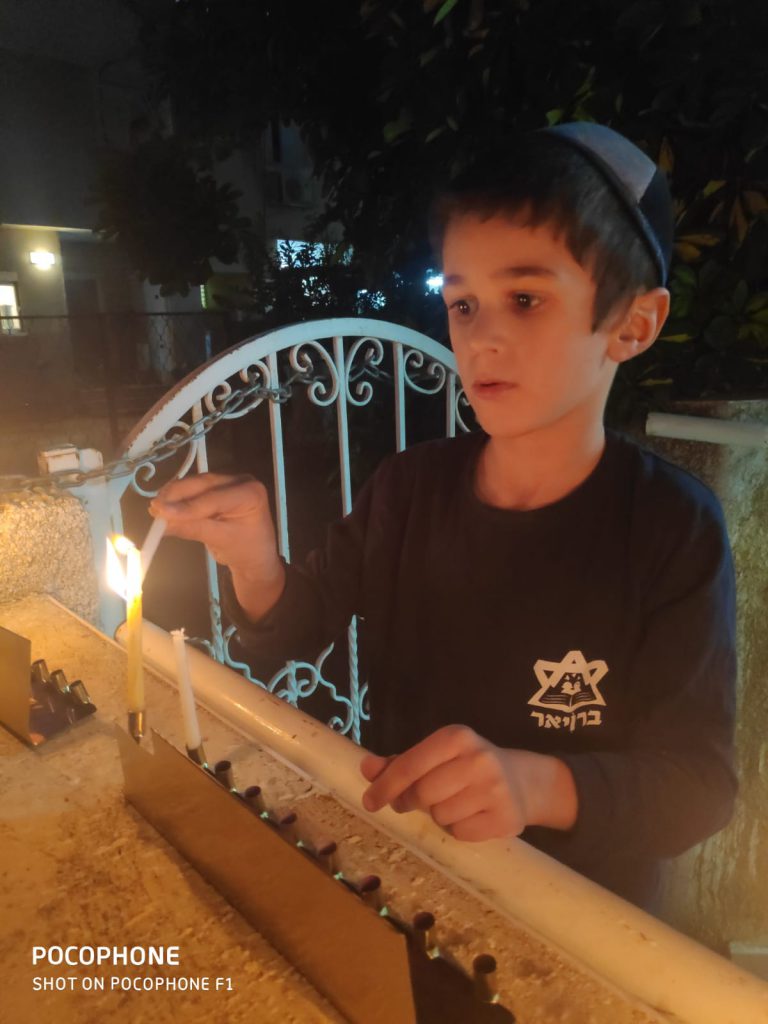 בניה המתוק,הוא ילד מיוחד על הרצף האוטיזים וכרגע נחשף לתהתליך הלמידה ש