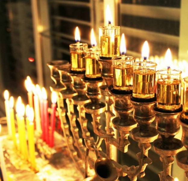 חג החנוכה by Lior Mor - Illustrated by ליאור מור והדס אלבז - Ourboox.com