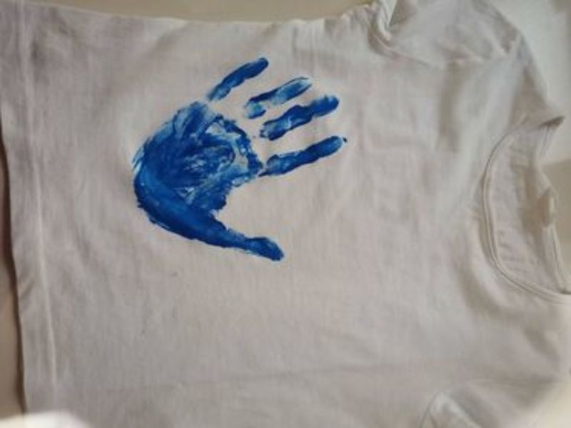 TRICOU PENTRU MOS MARTIN by filimon larisa - Illustrated by CADOU PENTRU UN PRIETEN SPECIAL - Ourboox.com