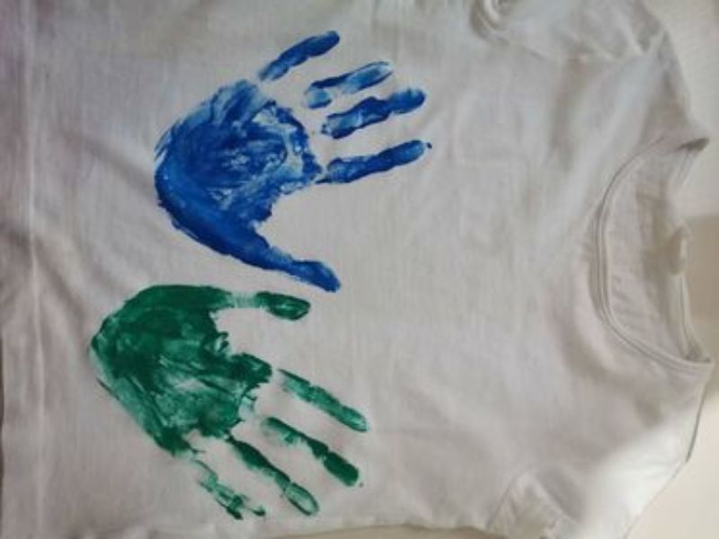 TRICOU PENTRU MOS MARTIN by filimon larisa - Illustrated by CADOU PENTRU UN PRIETEN SPECIAL - Ourboox.com