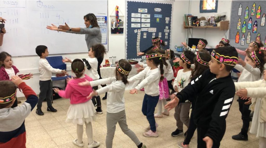 חוגגים חנוכה בחיטה by michal hunga - Ourboox.com