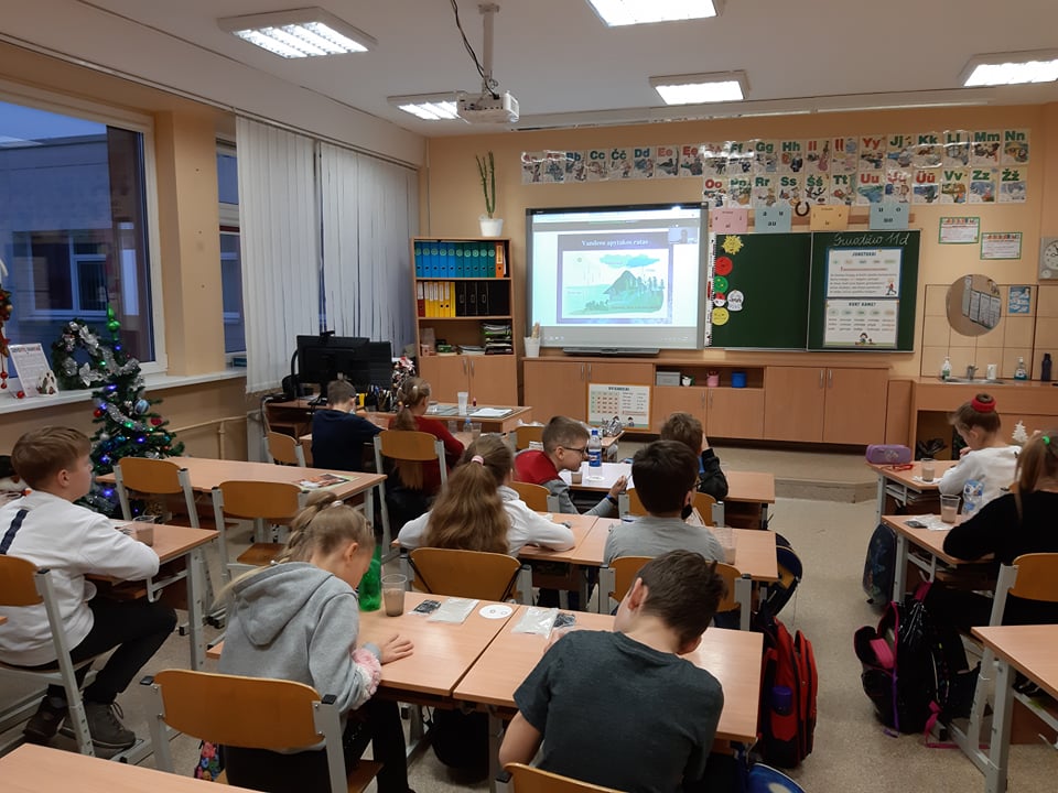 Stebėjo edukatorės pasakojimą.