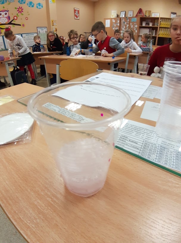 Valė vandenį su chloro tablete.