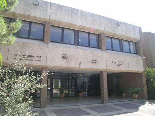 תיכון אורט רונסון סוגר מחצית בצל הקורונה- 2020 by rawaa nasiraldeen - Illustrated by מועצת התלמידים בהובלת המנחה ראועה נסראלדין.  - Ourboox.com