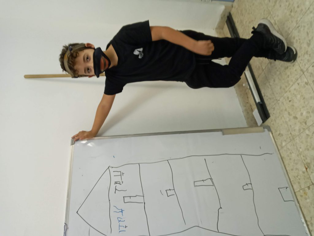 הַיּוֹם אִמָּא בְּבִדּוּד, אֲנִי הִתְלַבַּשְׁתִּי לַבַּד וּבָאֶתִּי לְבֵית הַסֵּפֶר לִלְמֹד בְּשִׂמְחָה.