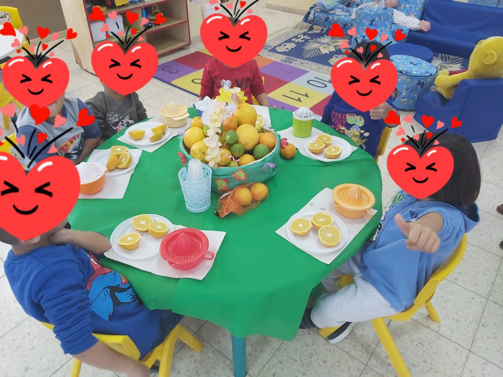 סחיטת תפוזים בגן שפתי by azizaboshra - Illustrated by עכאשה בושרא- סאהרה זידאן - Ourboox.com