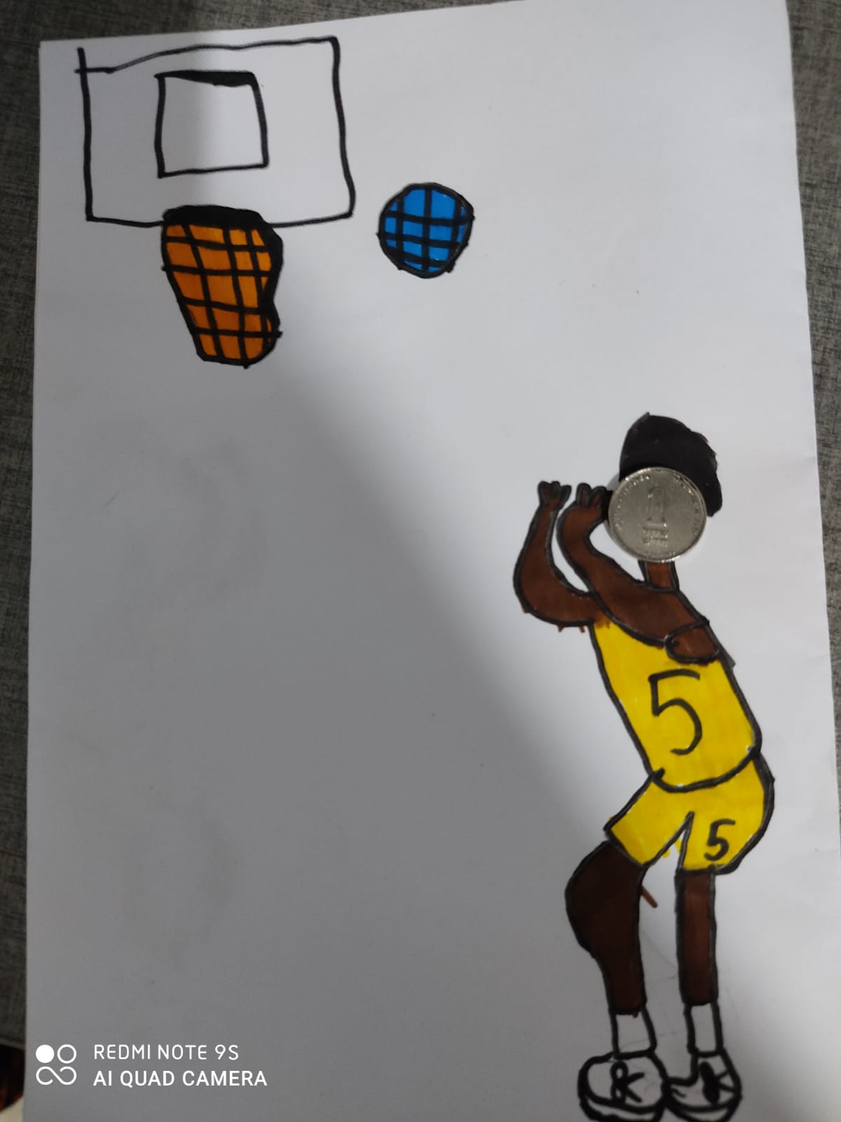 שם העבודה -חפצים זזים בעבודה זו היה צריך לבחור חפץ קטן, למקם את החפץ על דף ולצייר מסביב לחפץ ע"י ם קווים שחורים