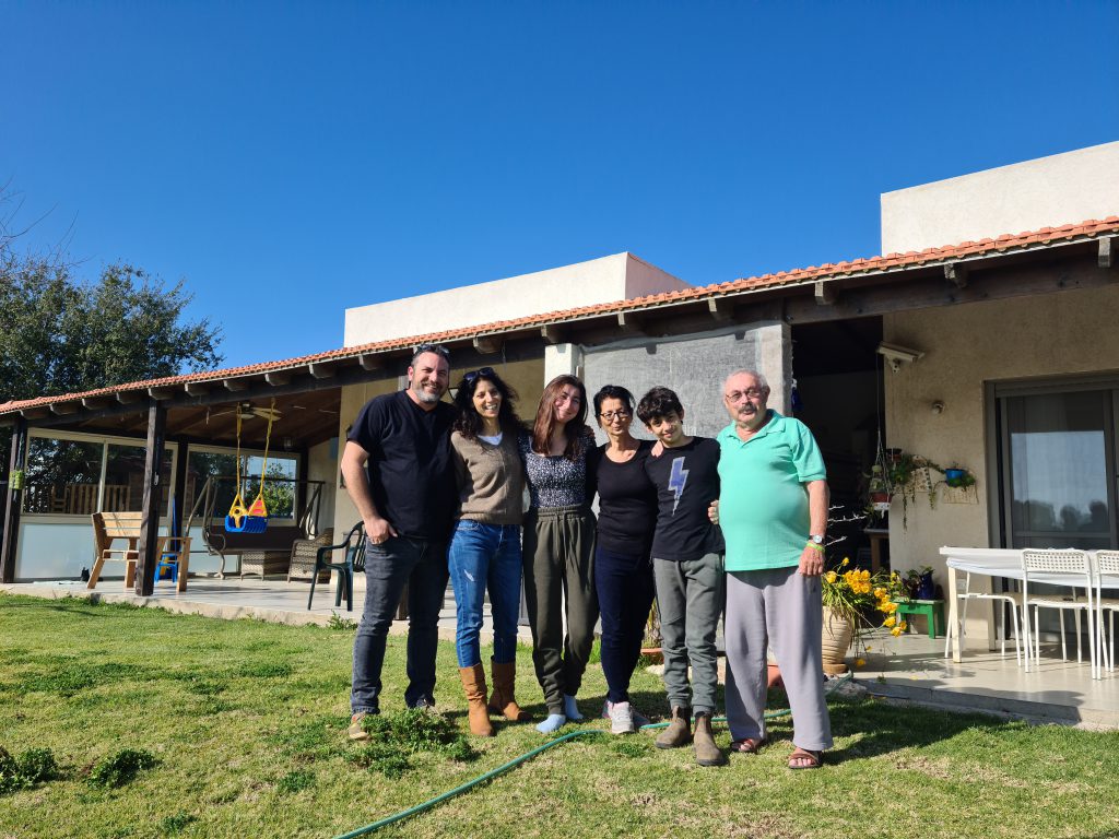 עבודת שורשים by uri - Ourboox.com