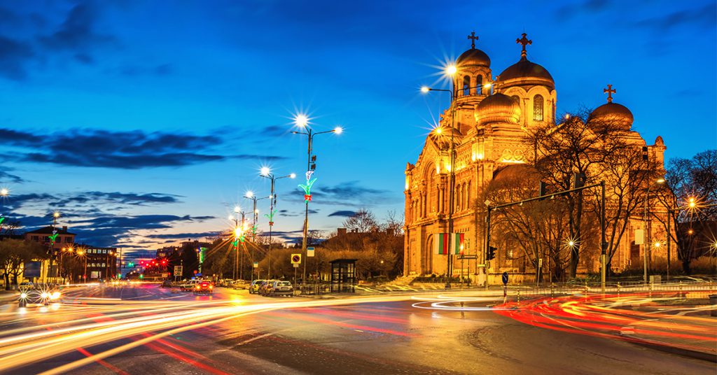 Варна  е най-големият град   в Североизточна България , разположен по бреговете на Черно море   и Варненското езеро  и е административен център в едноименните община и област  и  . Аз съм роден във Варна