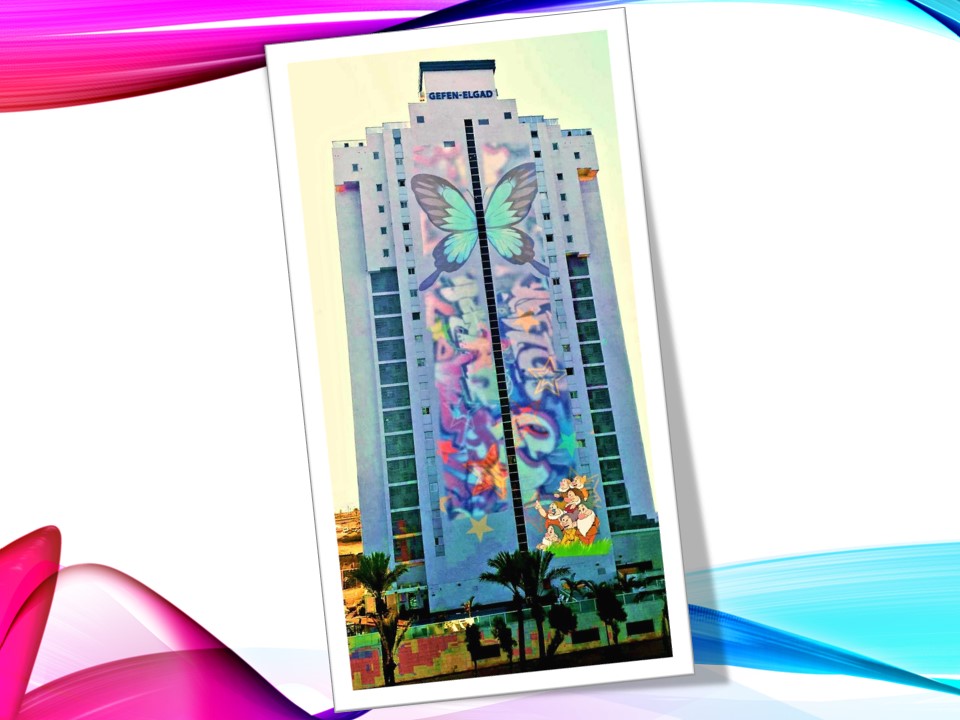 שם העבודה- עיצוב תואם מקום בעבודה זו אנו התבקשנו לבחור מקום כלשהו ולהטביע בו את עיצובנו. אני בחרתי בתמונה הזו של הבניין, כיוון שלדעתי היה צריך להוסיף לו עוד גיוון ועניין והוא היה משעמם בעיניי. צילמתי את התמונה ועיצבתי אותה לפי מה שהיה נראה בעיניי הכי יפה ומתאים. בסה"כ נהניתי מאוד לעשות ולערוך את העבודה.