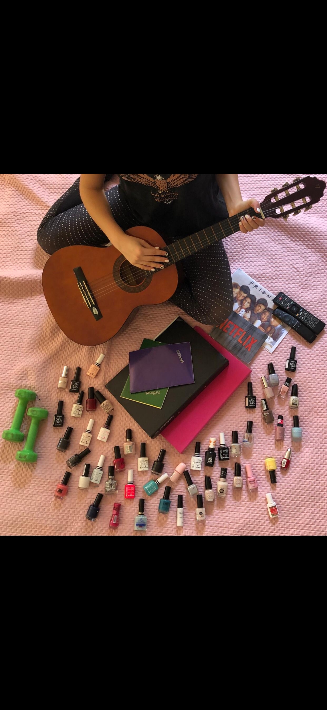 עבודה הראשונה הינו צריכים לצלם אותנו עם חפצים שמאפיינים אותנו, אני בחרתי בחפץ גיטרה מפני שאני אוהבת לנגן בגיטרה ובכללי אני אוהבת מוזיקה,בנוסף בתמונה היתה את הסידרה פרינדז מפני שאני אוהבת מאוד את הסידרה הזאת ואני ראיתי אותה כמה וכמה פעמים... מה שהיה כולל בתמונה היה הלקים, אני מאוד אוהבת לשים ולמרוח לקים ויש לי מלא לכן הוספתי אותן לתמונה.