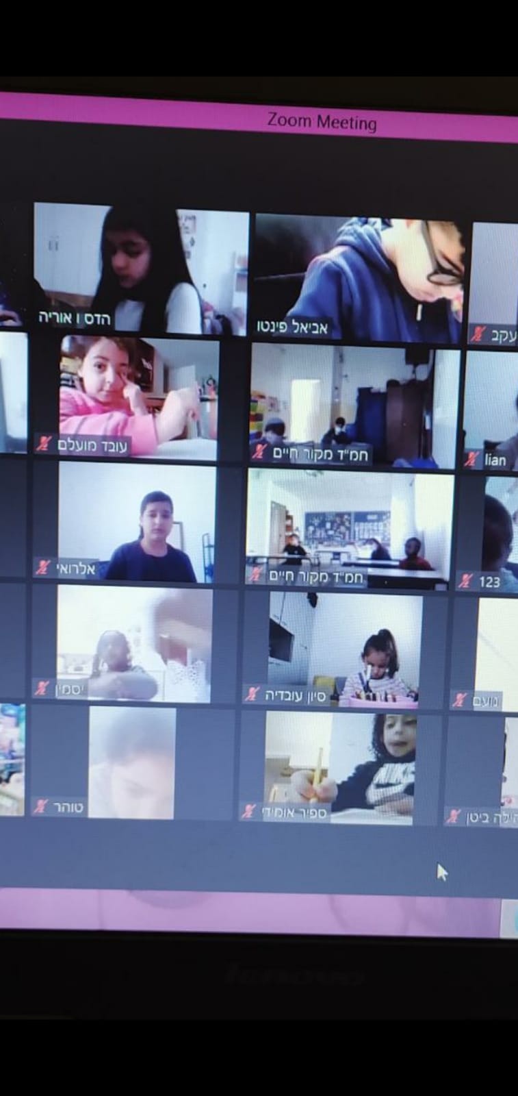 יוצרים בעקבות הספר “העץ הנדיב” by mekor haim - Ourboox.com