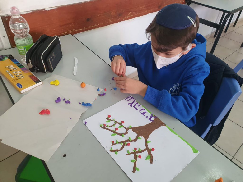 יוצרים בעקבות הספר “העץ הנדיב” by mekor haim - Ourboox.com