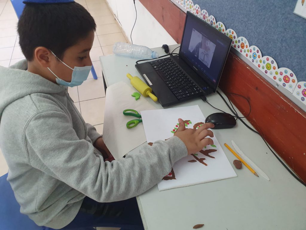 יוצרים בעקבות הספר “העץ הנדיב” by mekor haim - Ourboox.com