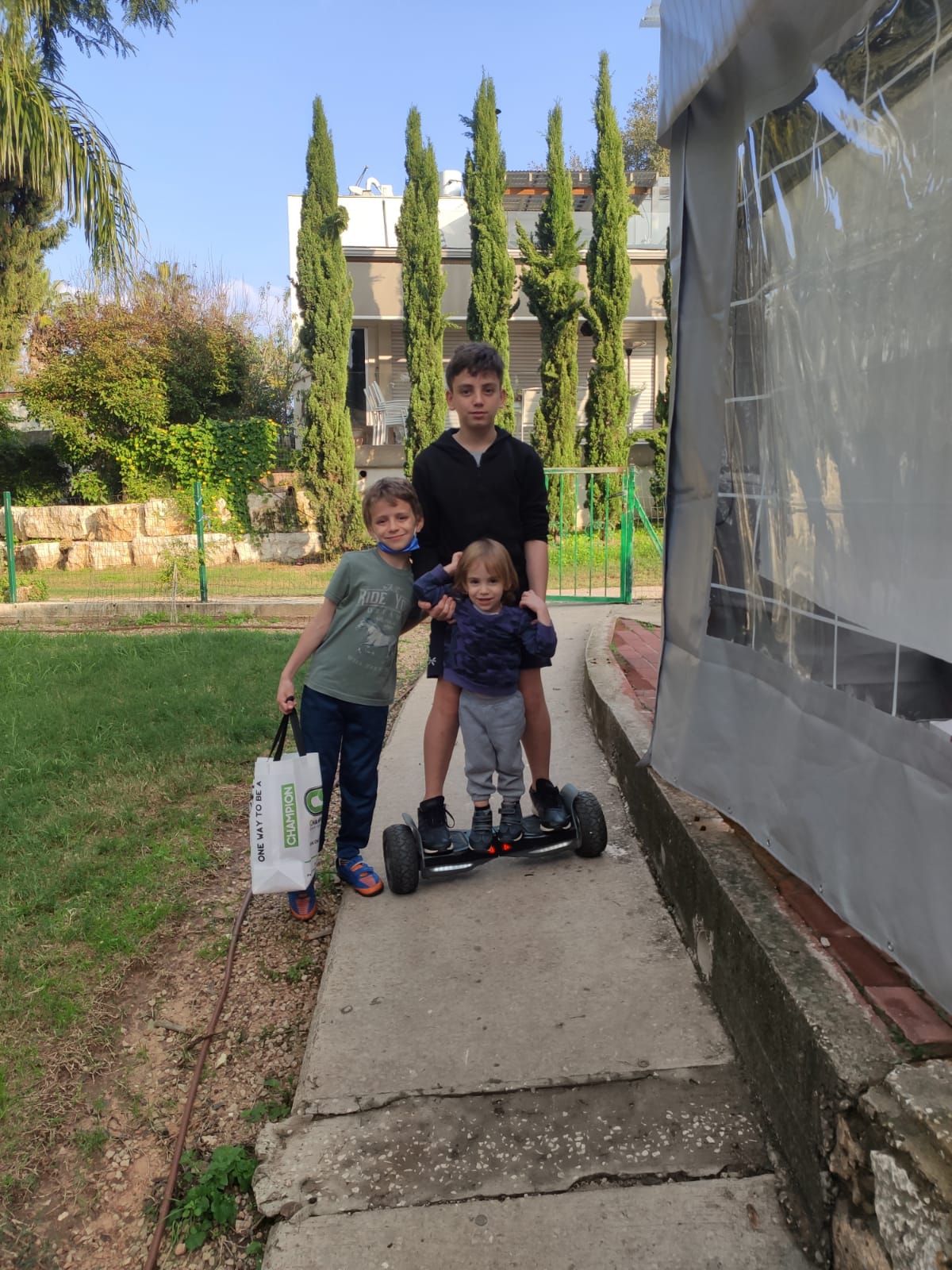 כולנו ביחד משפחה אחת : משפחת כיתה ג/1 בבית ספר השחף by ariela saada - Ourboox.com