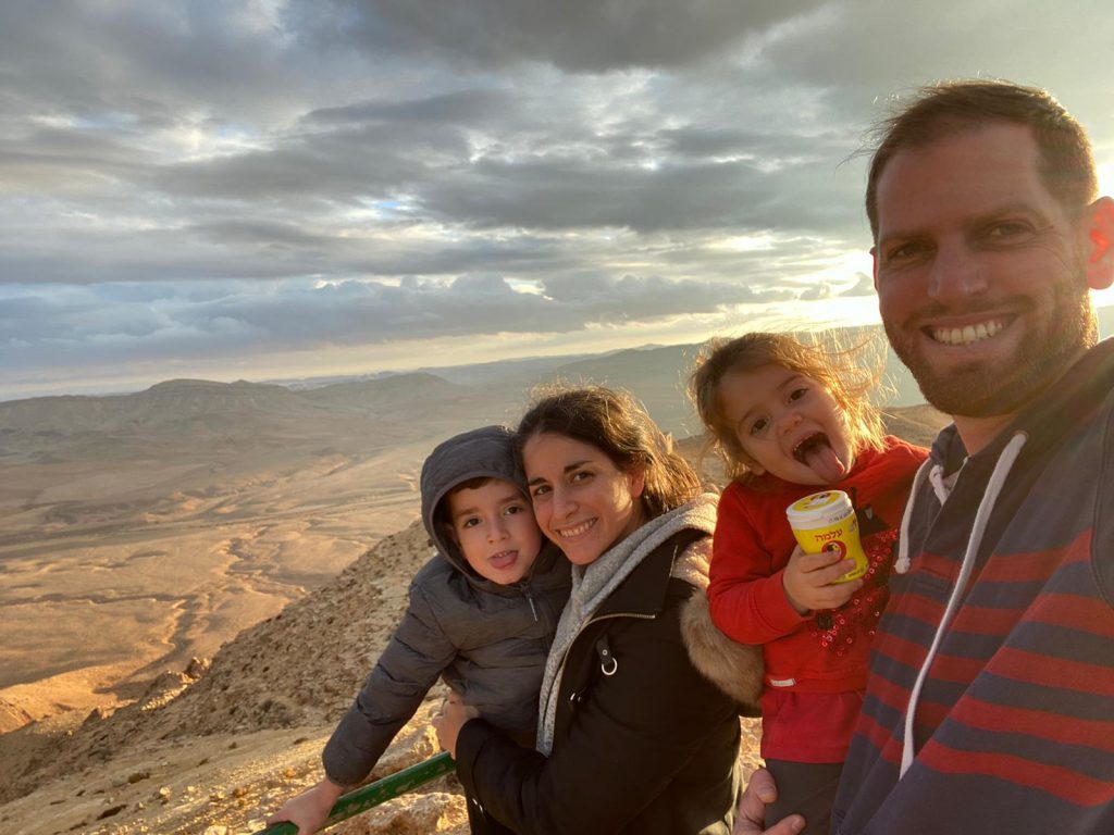 כדורי חלבה מרכיבים: חצי כוס טחינה, חצי כוס סילאן, חצי כוס חלבה (מסולסלת), 3/4 קרטון קטן של מי/חלב קוקוס, 2 שרוולים של ביסקוויטים. אופן ההכנה: טוחנים את הביסקווטים, מערבבים עם כל השאר המרכיבים ,מכדררים לכדורים, מגלגלים על קוקוס ומקפיאים.