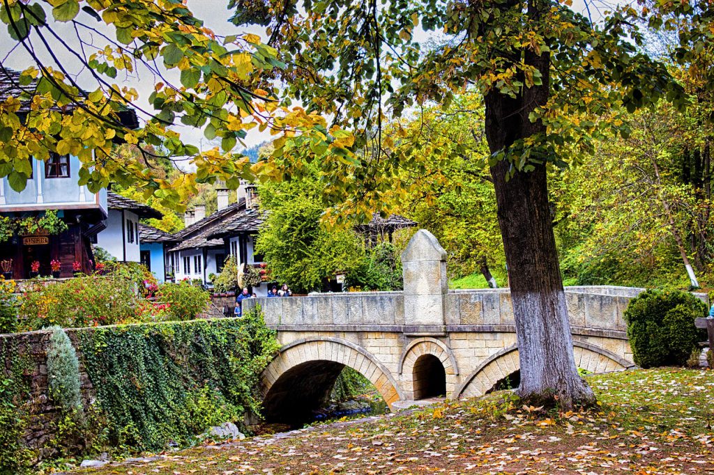 Виртуална разходка из ЕТЪР by Средно училище "Райчо Каролев" - Illustrated by Калоян Колев - Ourboox.com